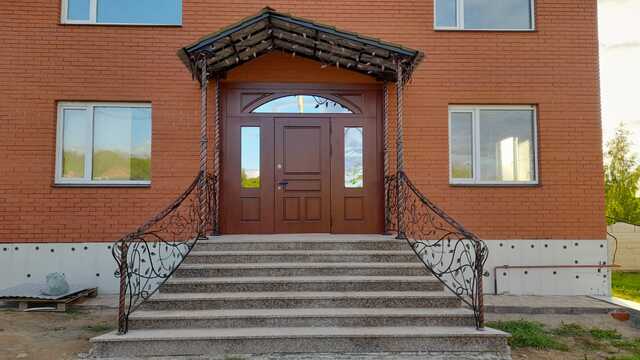 Крыльцо с козырьком для кирпичного дома