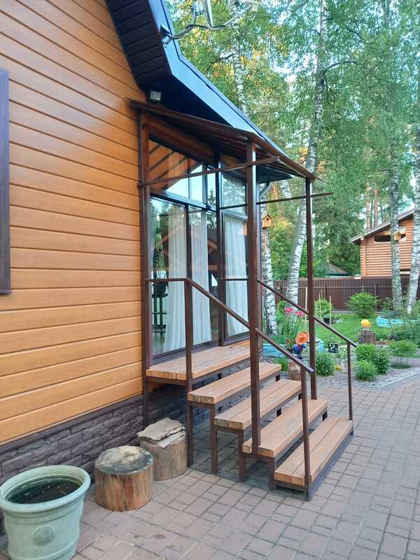 Лестница с коваными перилами