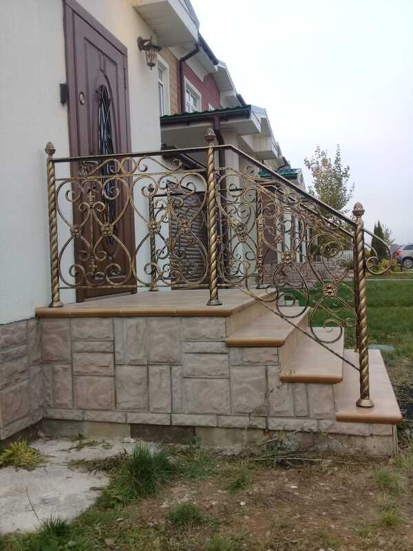 Кованые перила для крыльца с витыми столбами