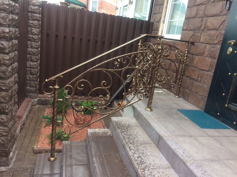 Кованые перила для крыльца в бронзовом цвете