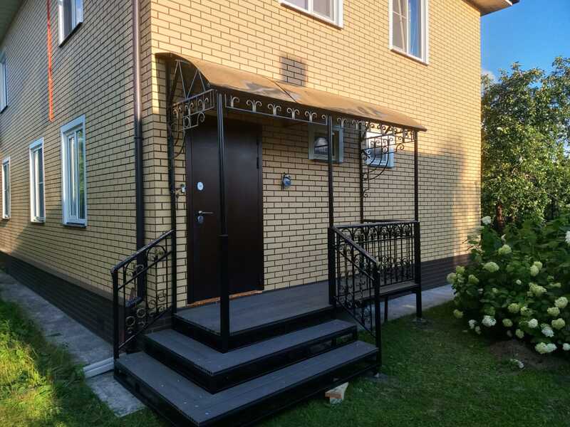 Кованое крыльцо с козырьком и арочным орнаментом