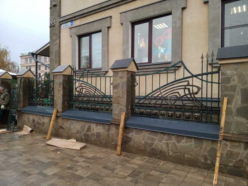 Кованый забор в стиле модерн с патиной