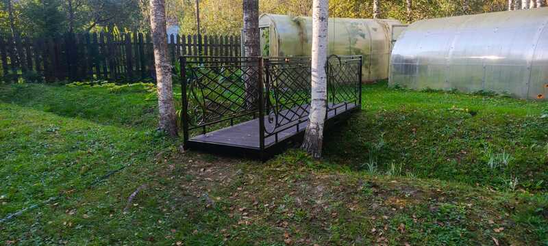 Садовый мостик с коваными ограждениями